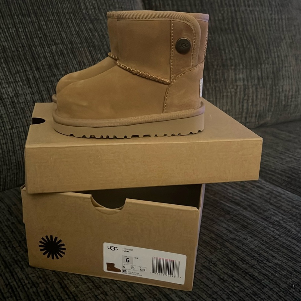 Ugg tan boots size 6 toddler